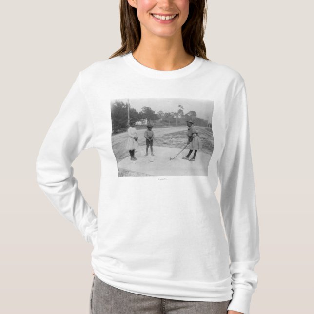 Svart barn som leker Golf, fotograferar T-shirt (Framsida)