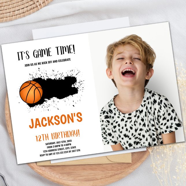 Svart Basketball Birthday-inbjudan från Bläck Inbjudningar (Black Ink Basketball Birthday Invitations photo)