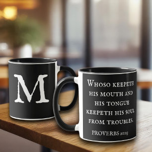 Svart bible-ordspråk 21:23 KJV Monogram Mugg