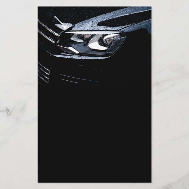 Svart bil med regn. flygblad (Framsidan)