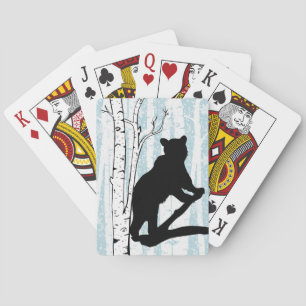 Svart björn i björkskogen som leker kort casinokort