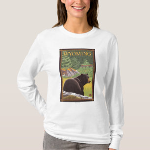 Svart björn i ForestWyoming T Shirt