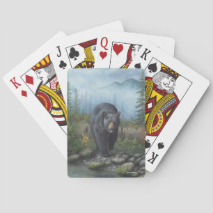 Svart björn som leker kort spel kort