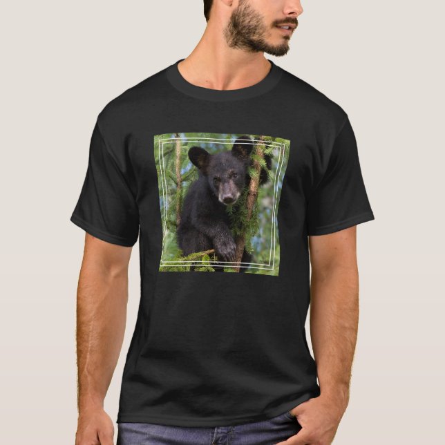 Svart björnunge leker i träd t shirt (Framsida)