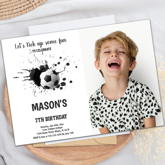 Svart Bläck-matarinbjudan med foto Inbjudningar (Black Ink Soccer Birthday Invitations with photo)