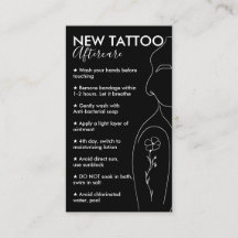 Svart blomma på flickans axel Ny tatuering eftervå