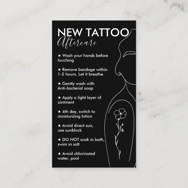 Svart blomma på flickans axel Ny tatuering eftervå Visitkort (Baksida)