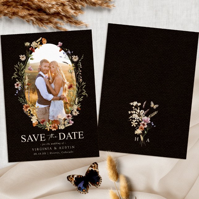 Svart Boho-Blommigt Spara datum Datumet (Black Boho Floral Save The Date Photo Monogram by Painted Paperie
)
