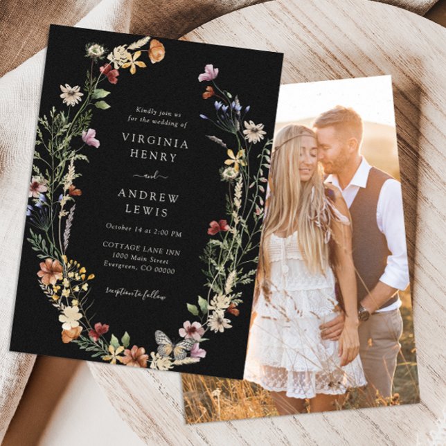 Svart Boho-bröllopsinbjudan Inbjudningar (Moody Black Boho Floral Wedding Invitations by Painted Paperie)