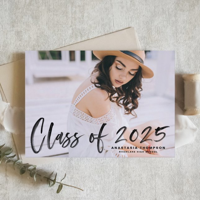 Svart Borste Bokstäver Foto Examen Meddelande (Customizable Class of 2025 photo Graduation Announcement featuring brush calligraphy overlay)