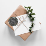 Svart botaniskt foto med minimal elegant under jul runt klistermärke<br><div class="desc">Modern grönt för minsta foliebild,  skript för helgdag av fotodesign för personlig av julfoto. Hand målade eukalyptus,  minimalt löv och modern rustik krutans ge i helgdag ger en lyxaktig känsla. I klassad grönt,  svart,   och grå.</div>