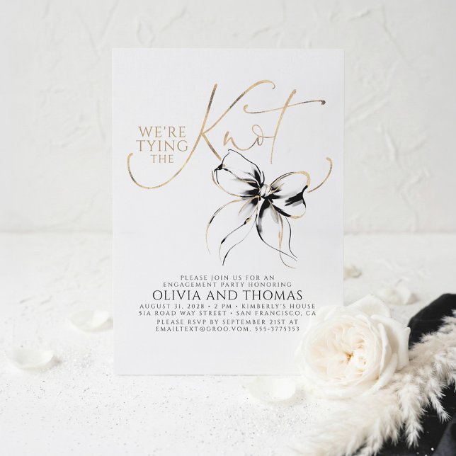 Svart Bow Elegant Whimsical Förlovningsfest Inbjudningar (We Are Tying The Knot Black Bow Whimsical Modern Engagement Party Invites)