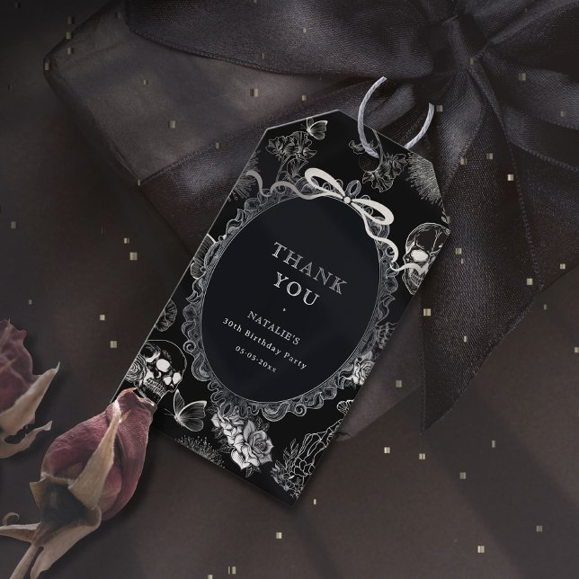 Svart Bow Floral Dödskalle RIP 20-års 30-års Födel Presentetikett (Black Bow Floral Skull RIP 20s 30th Birthday Party Gift Tags)