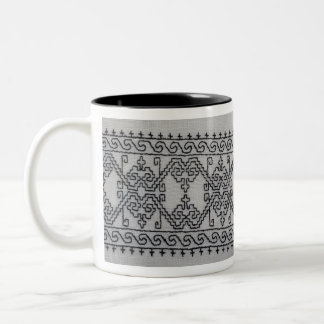 Svart broderi tvåtons mugg