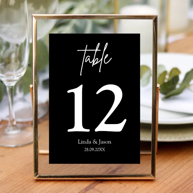 Svart Bröllop Kalligrafi Skrift Bord Nummer Bordsnummer (Black calligraphy script table numbers guide guests with elegant, timeless wedding style.)