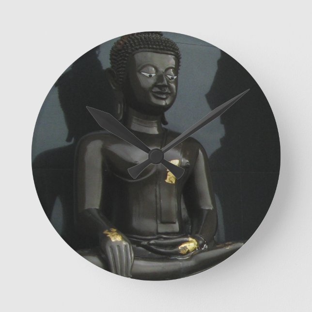 Svart Buddha... Nong Khai, Isaan, Thailand Rund Klocka (Framsida)