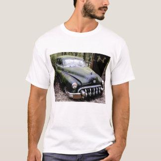 Svart Buick bil med Moss T Shirt