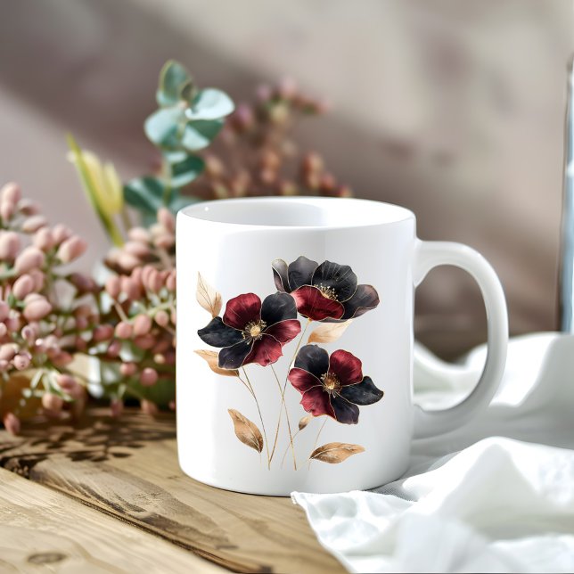 Svart burgundblommor av eterisk vattenfärg guld kaffemugg (Ethereal watercolor gold black burgundy flowers coffee mug)