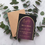 Svart burgundy guld arch 80-årsdag spara datumet<br><div class="desc">A Spara datumkortet för en 80:e födelsedagsfest. En svart och burgundisk bakgrund,  dekorerad med faux guld arch. Anpassa och lägg till ett datum och ditt namn. Texten: 80 och Spara datumet skrivs med ett stort trendig-handskript i stil.</div>