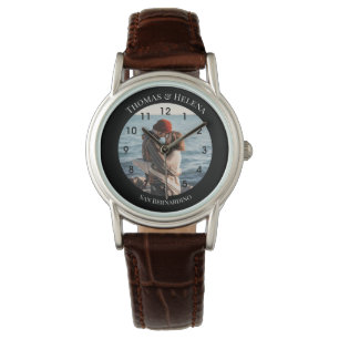 Svart cirkel med personlig och text längst upp Gru Armbandsur