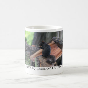 SVART EKORRE PÅ EN STUBBE KAFFEMUGG