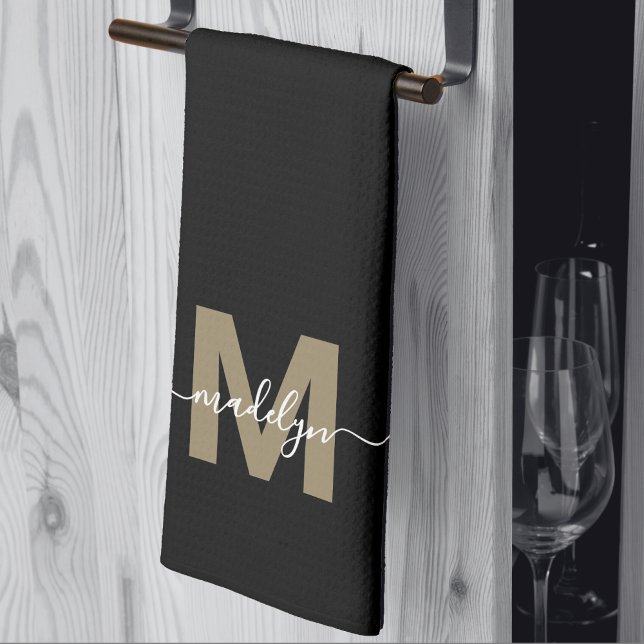 Svart Elegant Modernt Skript Namn Monogram Kökshandduk (Black Gold Elegant Modern Script Name Monogram kitchen towel)