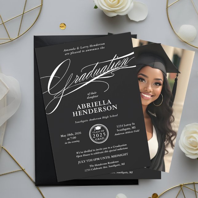 Svart Elegant och Formell Skrift Examen Inbjudningar (Black and White Elegant Graduation Announcement and Invitation)