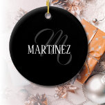 Svart Elegant Personlig efternamn | NAMN Julgransprydnad Keramik<br><div class="desc">Black Elegant Personlig Namn. Du kan välja att lägga till ditt namn,  namn på en älskad person eller ett speciellt meddelande. Oavsett om det är en hjärtlig gåva till någon som är kär i dig eller en personlig behandling,  så är valet ditt.</div>