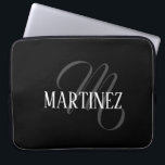 Svart Elegant Personlig efternamn | NAMN Laptop Fodral<br><div class="desc">Black Elegant Personlig Namn. Du kan välja att lägga till ditt namn,  namn på en älskad person eller ett speciellt meddelande. Oavsett om det är en hjärtlig gåva till någon som är kär i dig eller en personlig behandling,  så är valet ditt.</div>