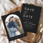 Svart Elegant Spara datum för fotominimalistisk Spara Datumet<br><div class="desc">Bröllop Black Spara datumkorten som har ett foto på framsidan. Spara datumkorten innehåller en modern handskriven kursiv skripttypografi som är elegant,  enkel och modern till använda efter att du har minimalistisk enkel bröllopsdag firande.</div>