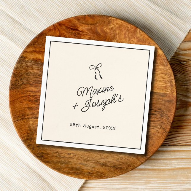 Svart & Elfenbensfärgad Handritad Båge Band Skiss  Pappersservett (Black and ivory bow ribbon wedding napkins add timeless elegance to your celebration.)