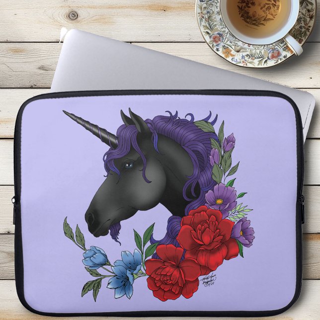 Svart enhörning lila midnatsträdgårdsblommor laptop fodral (Skapare uppladdad)