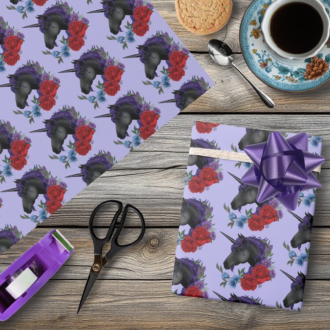 Svart enhörning lila midnatsträdgårdsblommor presentpapper (Skapare uppladdad)
