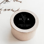 Svart enkel minimal monogram botaniskt Bröllop Runt Klistermärke<br><div class="desc">Black Simple Minimum Monogram Botanical Bröllop Classic Round Sticker ger initialer en botanik linje teckning,  tillsammans med en klassiskt modern typlayout.</div>