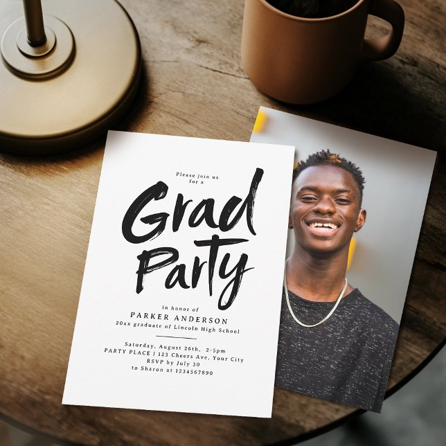 Svart Enkel Modern Penselskrift Examenfest Inbjudningar (Black Simple Modern Brush Script Grad Party Invitation)