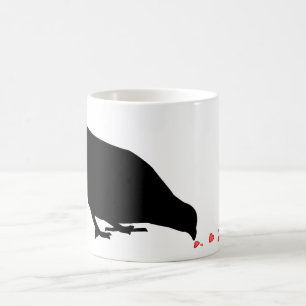 Svart fågel och röda hjärtan. kaffemugg