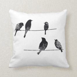 Svart fåglar på vajerört utseende kudde