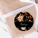 Svart Fall Tack Sticker Runt Klistermärke<br><div class="desc">Uttryck din tacksamhet med den svarta höst-tack-klistermärket från "Fall Black Terracotta Floral and Leaves Wedding Invitation Collection". Med det fantastiska höstlöv- och blomstermönstret ger dessa klistermärken en touch av elegans till dina bröllopsgavor, vilket säkerställer en sammanhängande och stilfull look för din fest. Visa din uppskattning för dina gäster med en...</div>