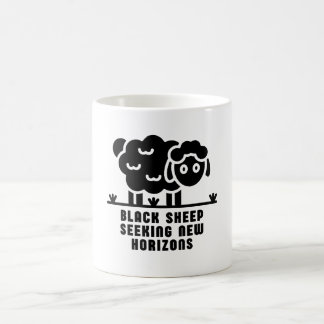 Svart får som söker nya horisonter kaffemugg