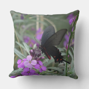Svart fjäril på Lila blommor Dekorativ kudde