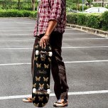 Svart fjärilskript guld mönster namn mini skateboard bräda 18,5 cm<br><div class="desc">En svart bakgrund dekorerad med guldfjärilar. Anpassa och lägg till ditt namn.</div>