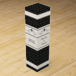 Svart Fleur de Lis Bläddra personligvin boxas Presentask För Vinflaska<br><div class="desc">Gör din gåva av extra sakkunnig för vin med denna personligvingåva att boxas att presentera dina speciella meddelanden under en eleganta Fleur de lis för att bläddra på en benvit musikbanduppsättning på en svart fleur de lis mönsterbakgrund.</div>