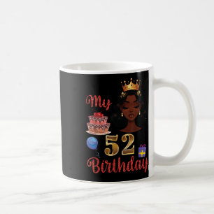 Svart flicka med kummelballonger presenterar sin 5 kaffemugg