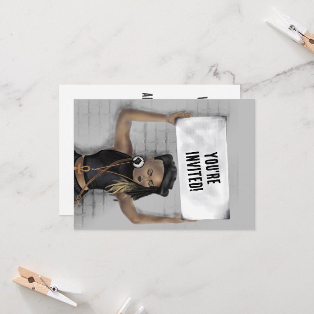 Svart flicka som håller en skylt inbjudningar (Fram/Back In Situ)