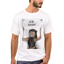 Svart flicka som håller ett tecken