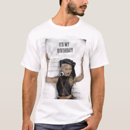 Svart flicka som håller ett tecken t shirt