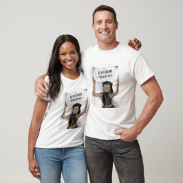 Svart flicka som håller ett tecken t shirt