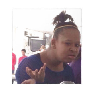 Svart flicka vad minne anteckningsblock