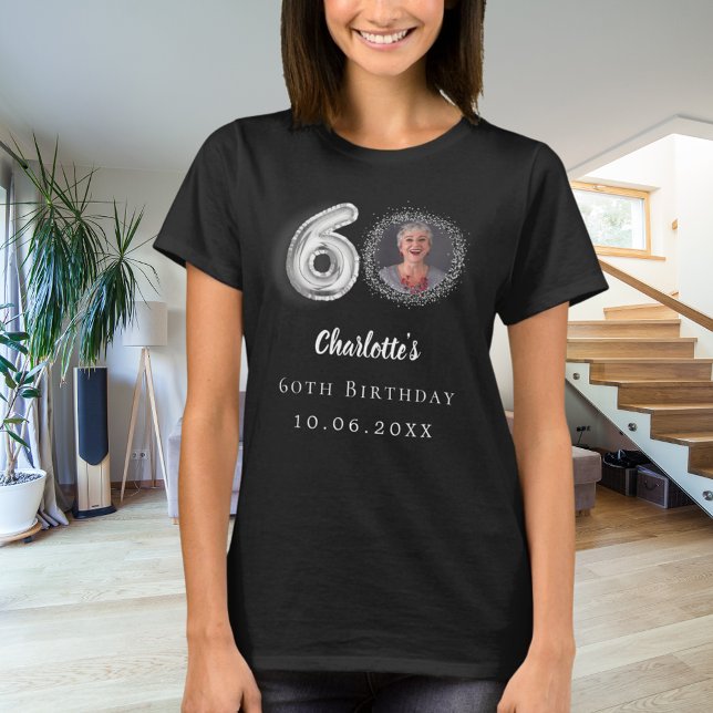 Svart foto av silver på 60-årsdagen t shirt (Skapare uppladdad)