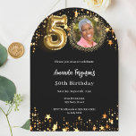 Svart fotostjärnor i guld 50-årsdag inbjudningar<br><div class="desc">En modern fotoinbjudan till snyggten för 50:e födelsedagsfesten. En klassisk svart bakgrund,  dekorerad med faux guld-stjärnor. Anpassa och lägg till information om party.</div>